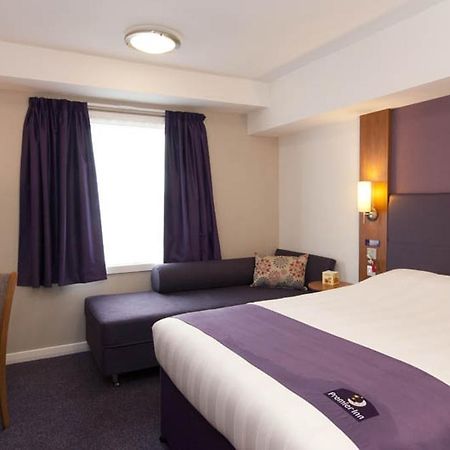 Premier Inn London Gatwick Airport South - London Road Crawley  Buitenkant foto