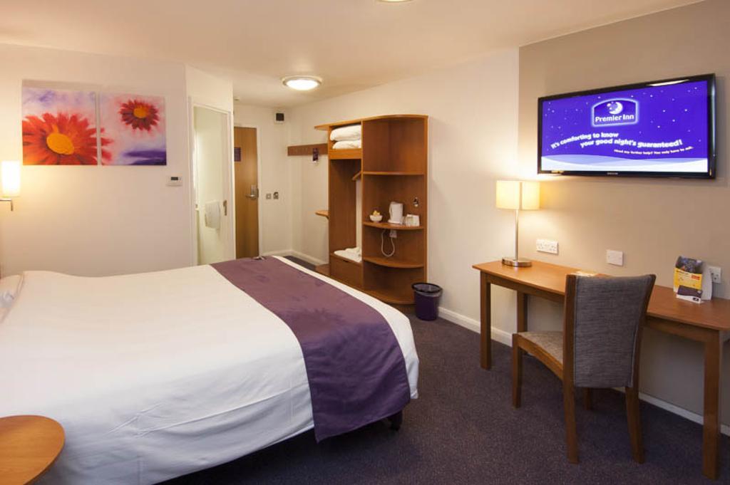 Premier Inn London Gatwick Airport South - London Road Crawley  Buitenkant foto