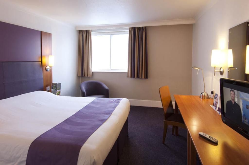 Premier Inn London Gatwick Airport South - London Road Crawley  Buitenkant foto