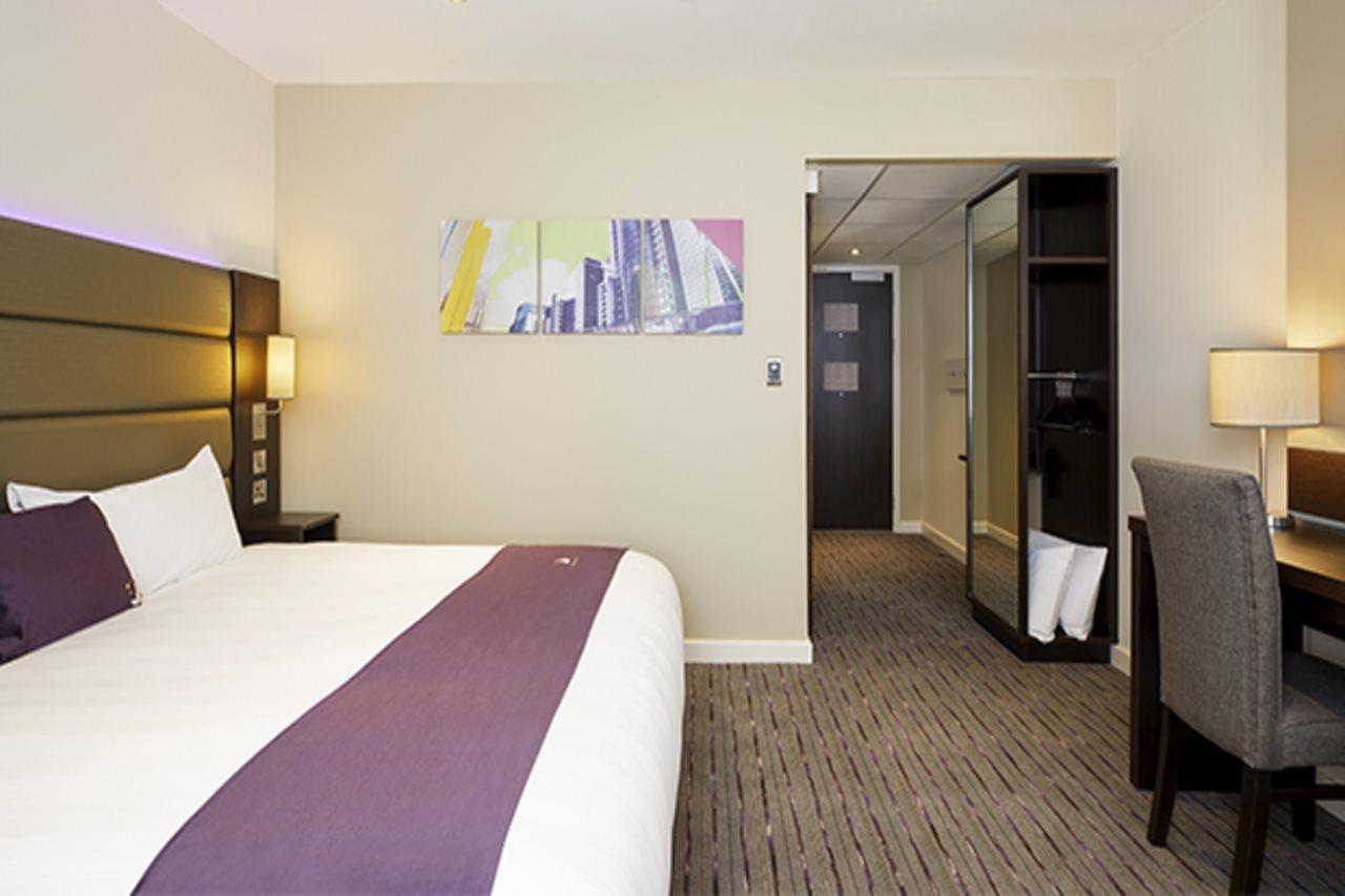 Premier Inn London Gatwick Airport South - London Road Crawley  Buitenkant foto