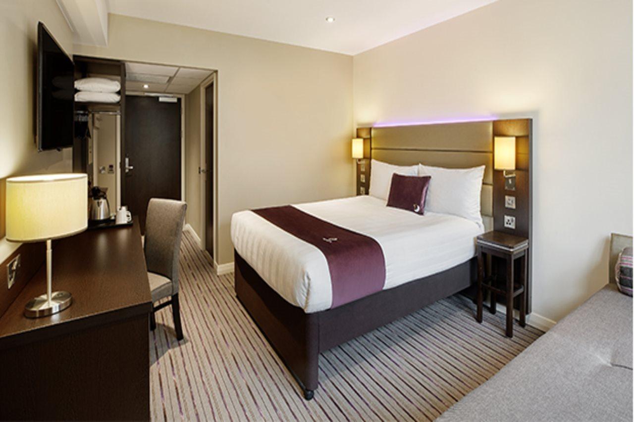 Premier Inn London Gatwick Airport South - London Road Crawley  Buitenkant foto