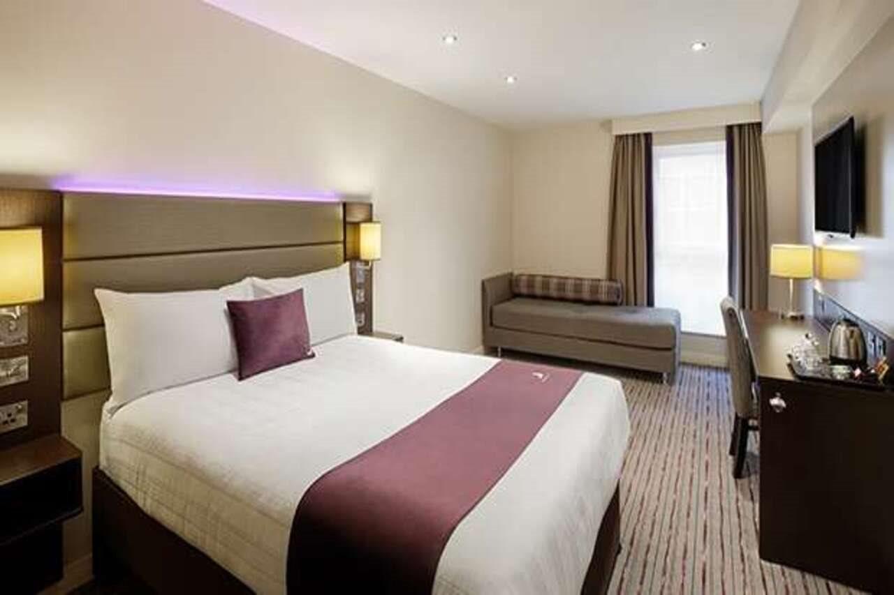 Premier Inn London Gatwick Airport South - London Road Crawley  Buitenkant foto