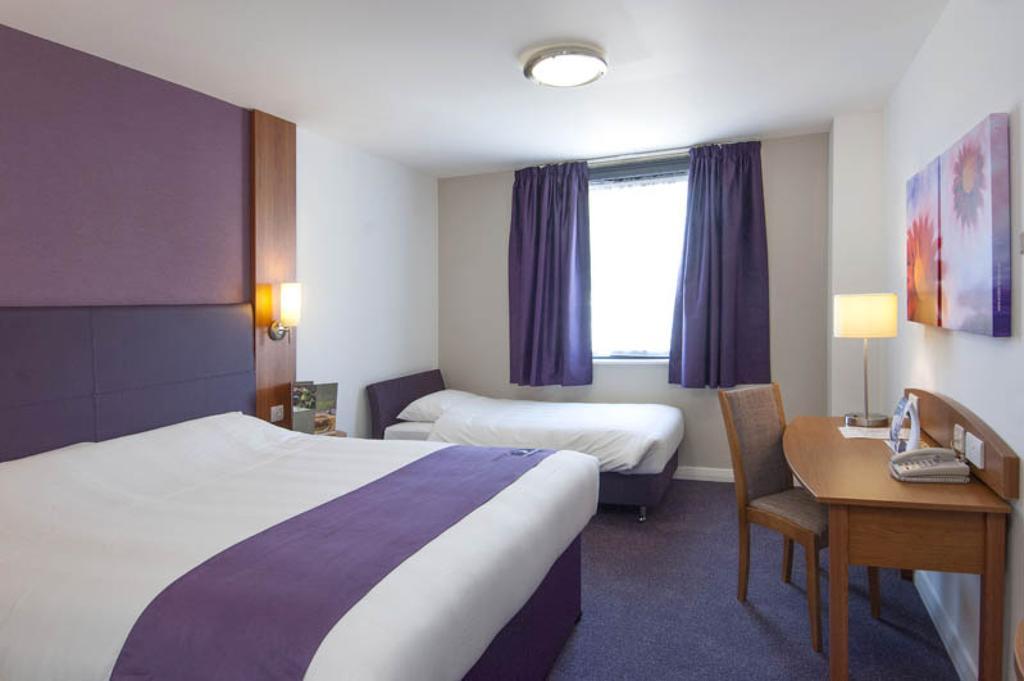 Premier Inn London Gatwick Airport South - London Road Crawley  Buitenkant foto