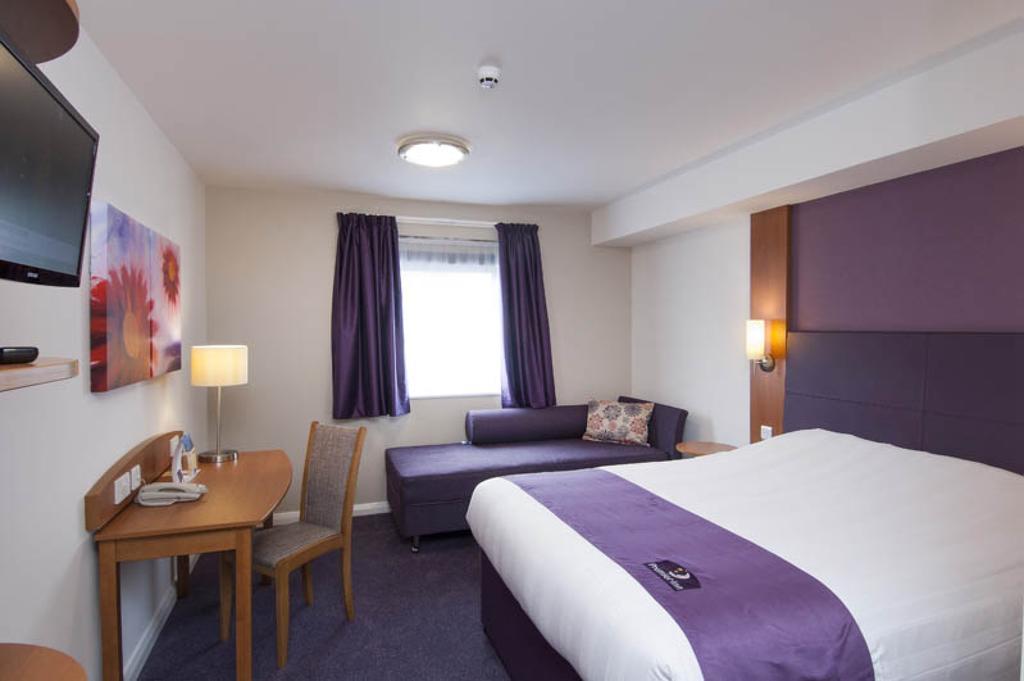 Premier Inn London Gatwick Airport South - London Road Crawley  Buitenkant foto