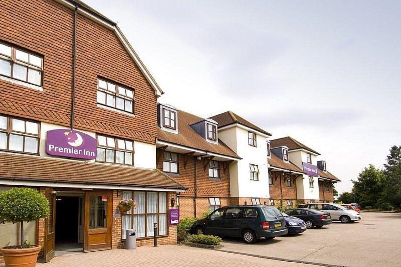 Premier Inn London Gatwick Airport South - London Road Crawley  Buitenkant foto