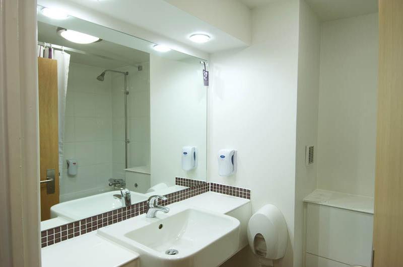 Premier Inn London Gatwick Airport South - London Road Crawley  Buitenkant foto