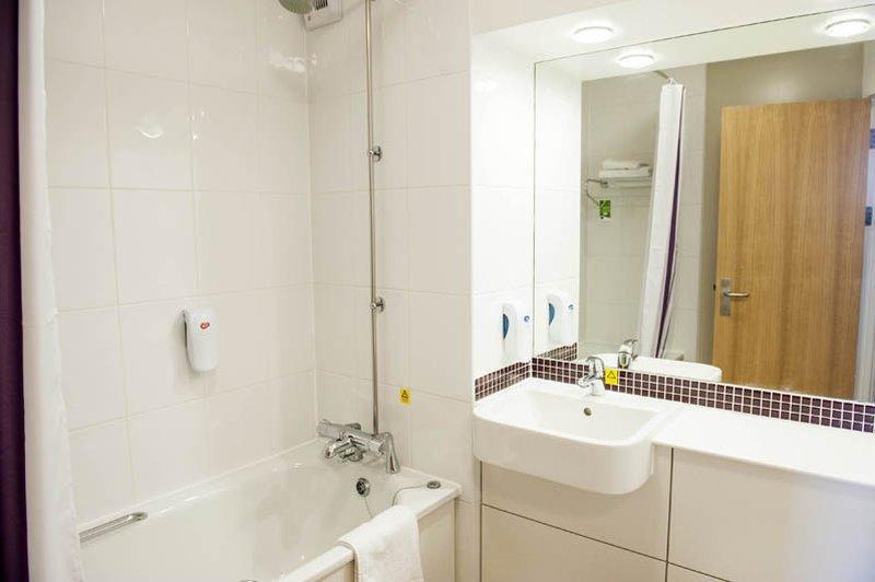Premier Inn London Gatwick Airport South - London Road Crawley  Buitenkant foto