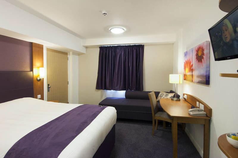 Premier Inn London Gatwick Airport South - London Road Crawley  Buitenkant foto