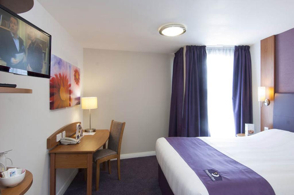 Premier Inn London Gatwick Airport South - London Road Crawley  Buitenkant foto