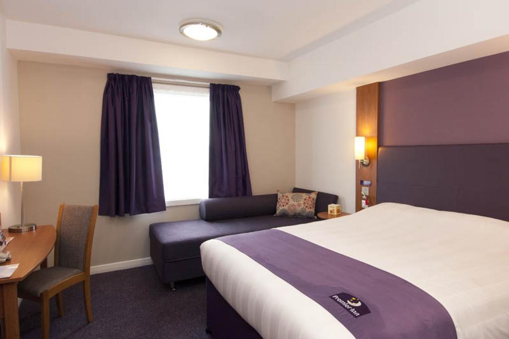 Premier Inn London Gatwick Airport South - London Road Crawley  Buitenkant foto